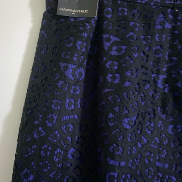 A mini skirt - Picture 3 of 3